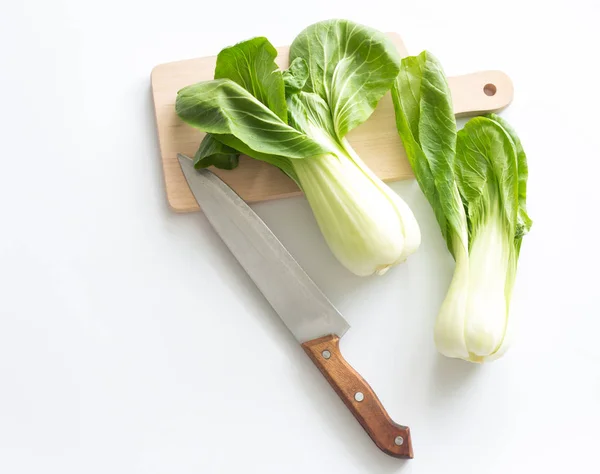 白彩生菜在砧板上 刀被隔离在白色背景上 — 图库照片