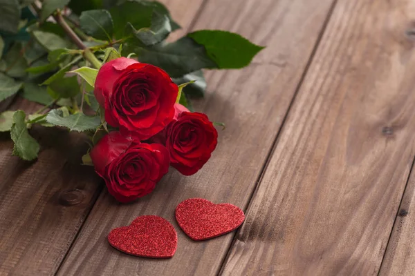 Parfois Belles Roses Rouges Avec Des Cœurs Décoratifs Endroit Pour — Photo