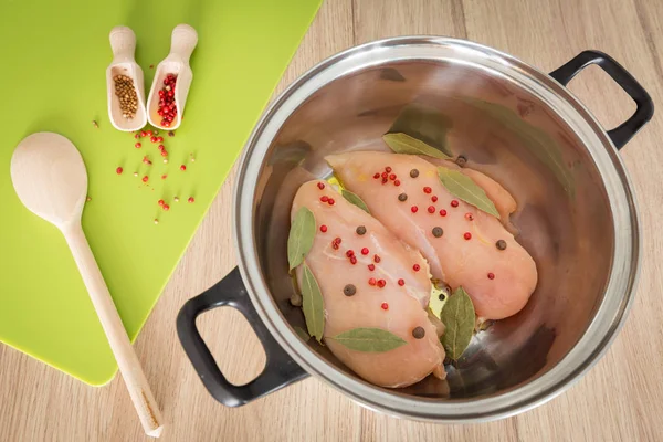 Dada Ayam Segar Dalam Panci Atas Meja Dapur — Stok Foto
