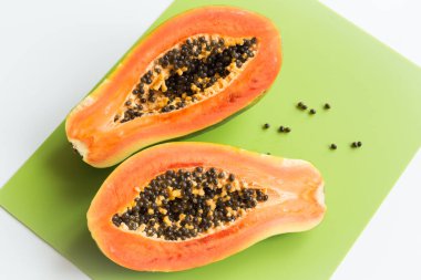 Yeşil kesme tahtası üzerinde taze papaya