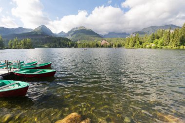 Panorama mountain lake Strbske Pleso Tatra Dağları'nda. Summers'ın renkleri ve yüzme için tekne