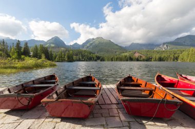 Panorama mountain lake Strbske Pleso Tatra Dağları'nda. Summers'ın renkleri ve yüzme için tekne