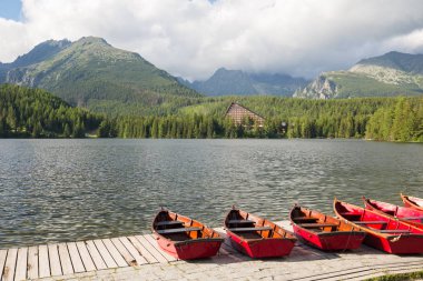 Panorama mountain lake Strbske Pleso Tatra Dağları'nda. Summers'ın renkleri ve yüzme için tekne