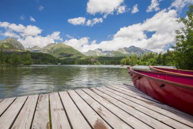 Panorama mountain lake Strbske Pleso Tatra Dağları'nda. Summers'ın renkleri ve yüzme için tekne