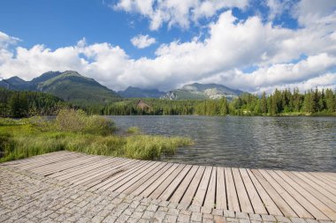 Panorama mountain lake Strbske Pleso Tatra Dağları'nda. Summers'ın renkleri 