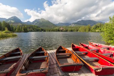 Panorama mountain lake Strbske Pleso Tatra Dağları'nda. Summers'ın renkleri ve yüzme için tekne