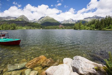 Panorama mountain lake Strbske Pleso Tatra Dağları'nda. Summers'ın renkleri ve yüzme için tekne