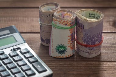 Hesap makinesi yanındaki masada Arjantinli money dosyaları