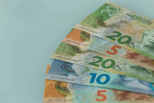 Вид на новозеландские доллары имеют разные номиналы — стоковое фото
