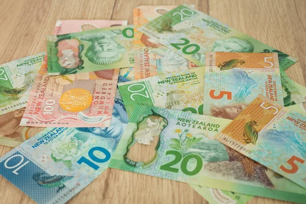 Вид на новозеландские доллары имеют разные номиналы — стоковое фото
