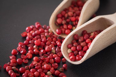 Karanlık taş masanın üzerine Brezilyalı biber