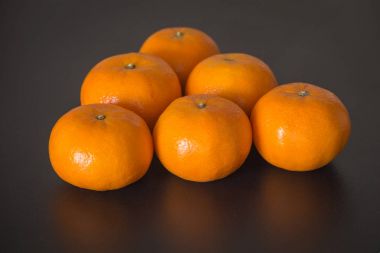 karanlık taş masanın üzerine mandalina 