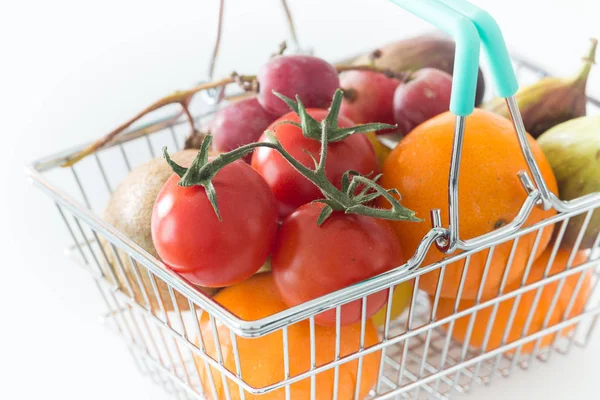Compras com frutas e legumes em um fundo branco — Fotografia de Stock