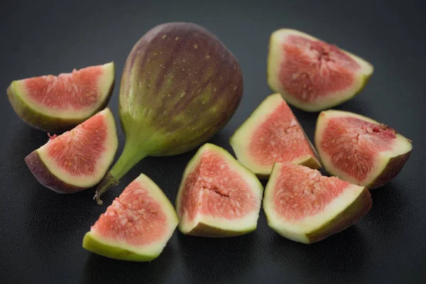 Figos frutas na mesa de pedra escura — Fotografia de Stock