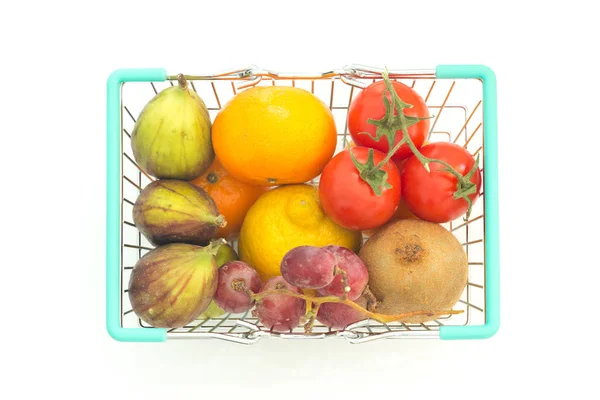 Compras com frutas e legumes em um fundo branco — Fotografia de Stock