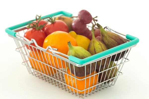 Compras com frutas e legumes em um fundo branco — Fotografia de Stock