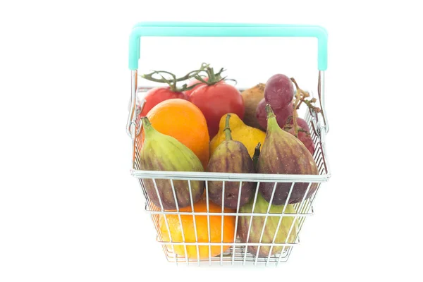 Compras com frutas e legumes em um fundo branco — Fotografia de Stock