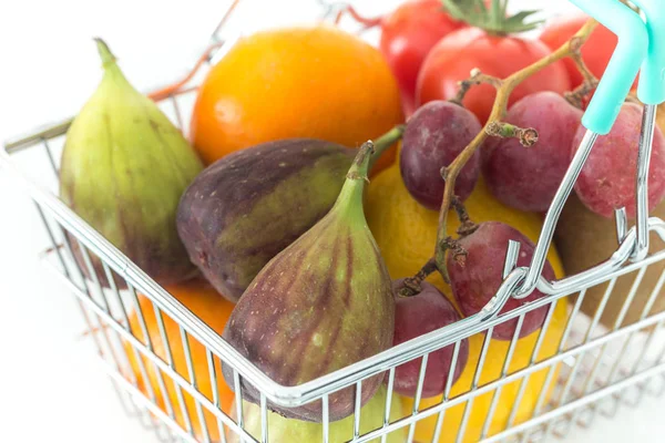 Compras com frutas e legumes em um fundo branco — Fotografia de Stock