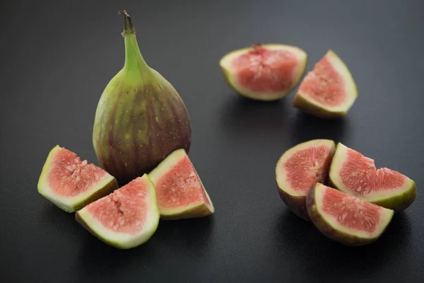 Deliciosos figos maduros no fundo de pedra escura — Fotografia de Stock