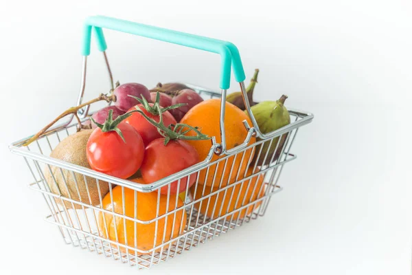 Compras com frutas e legumes em um fundo branco — Fotografia de Stock