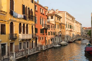 Venedik / günbatımı manzaralı nehir kanal ve geleneksel Venedik Mimarlık