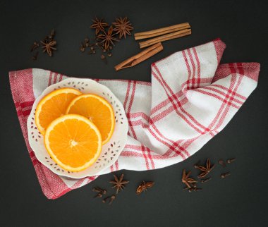 Turuncu-beyaz cam üzerinde turuncu meyve 