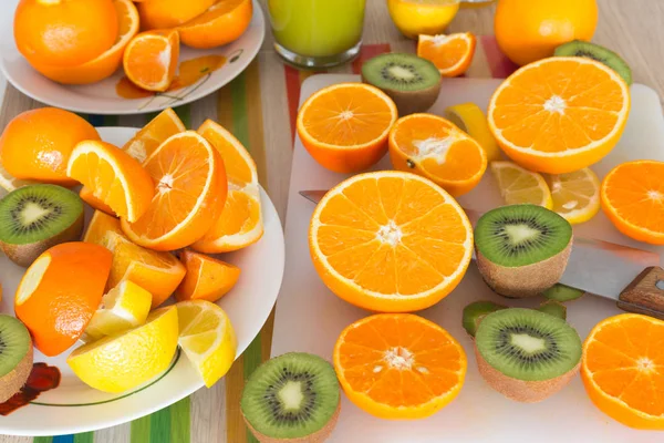 Mesa Cozinha Com Vários Tipos Frutas Sucos — Fotografia de Stock