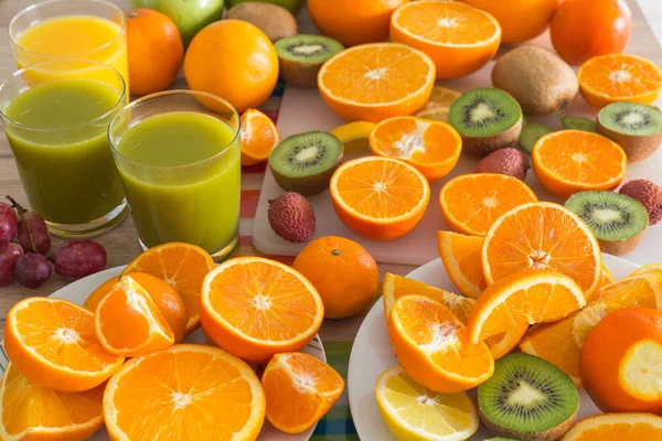 Mesa Cozinha Com Vários Tipos Frutas Sucos — Fotografia de Stock