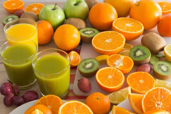 Mesa Cozinha Com Vários Tipos Frutas Sucos — Fotografia de Stock