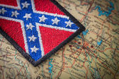 Historická vlajka na jihu Spojených států na pozadí mapy Usa