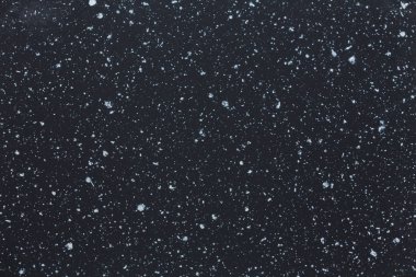 Gece gökyüzündeki yıldızları gibi karanlık bir arka plan üzerinde parlak nokta