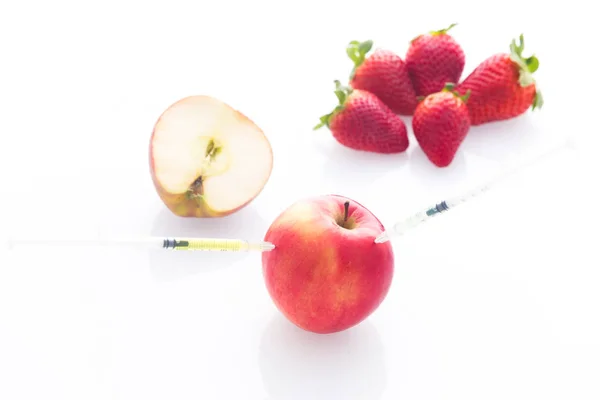 Alimentos Modificados Frutas Maçãs Morangos Com Agulhas Seringas Perfuradas Isolatet — Fotografia de Stock