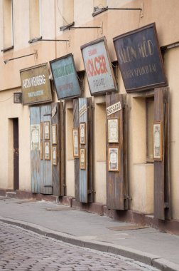 antika, eski, savaş öncesi Yahudi işaret ve vitrinler. Krakow im Polonya Mart 2018