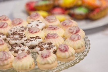 bir tabak üzerine krema ile tatlı kek