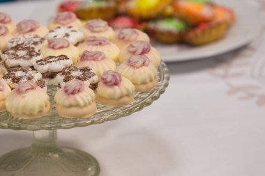 bir tabak üzerine krema ile tatlı kek