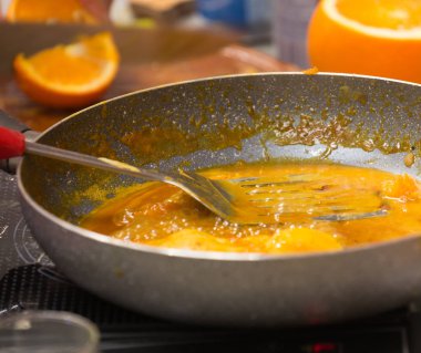 hazırlama ve yumurta bir tavada kızartma