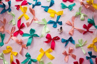 renkli yay ile dekoratif pembe şemsiye