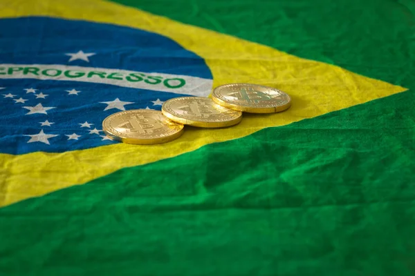 El bombası bir tuğla duvara yalan