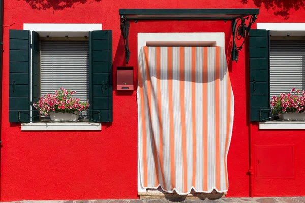 Die Fassade Eines Rot Gestrichenen Hauses Mediterranen Stil — Stockfoto