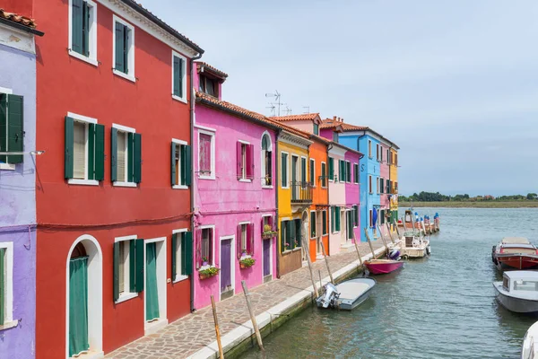 Casas coloridas da ilha de Burano / pequena aldeia perto da Veneza — Fotografia de Stock
