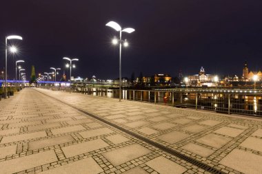 Szczecin Polonya / şehir gece / waterfont manzaralı tarihi mimarisi