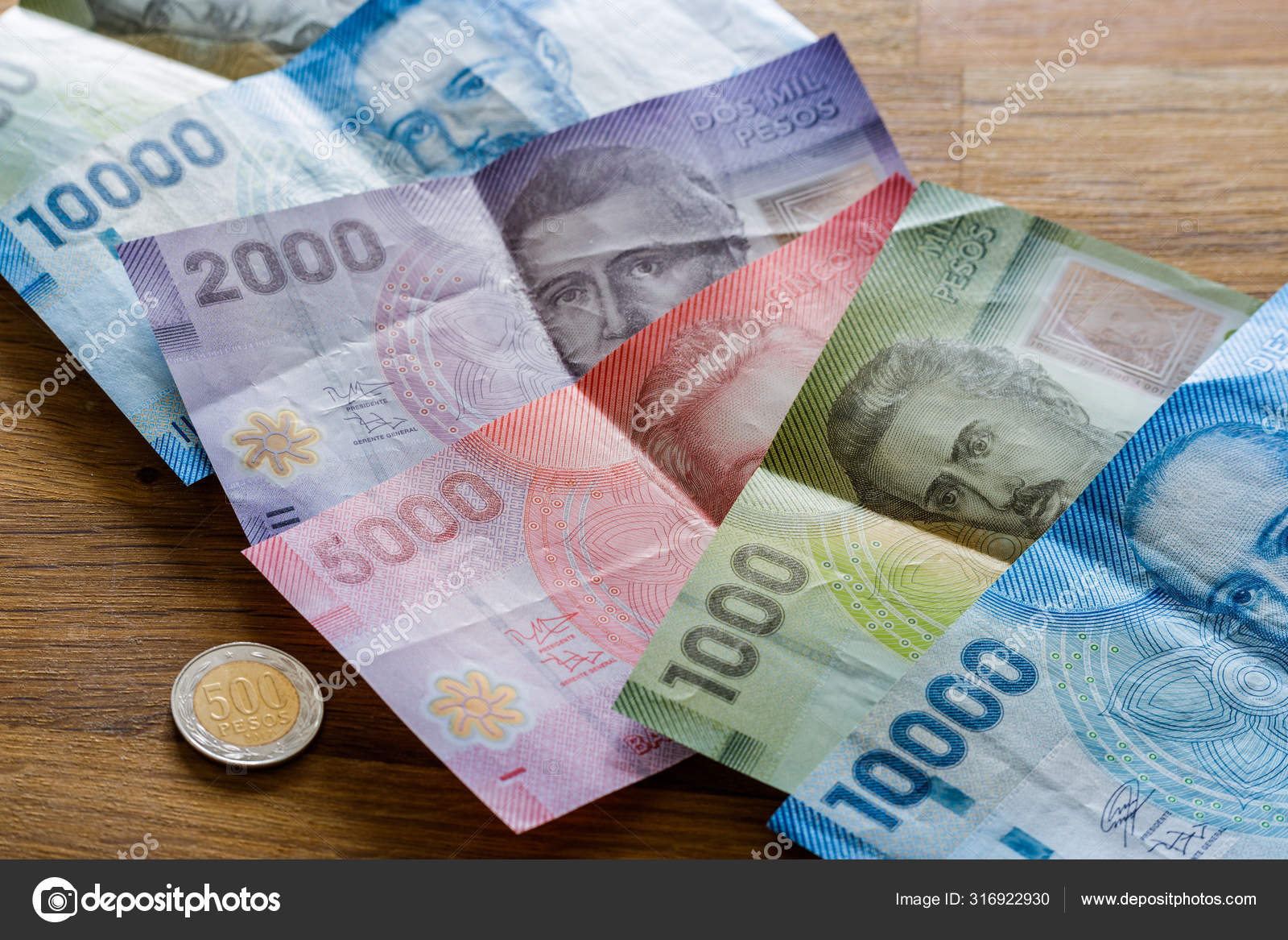 钱。 智利比索，各种面额的钞票——图库图片© rochu_2008 #316922930