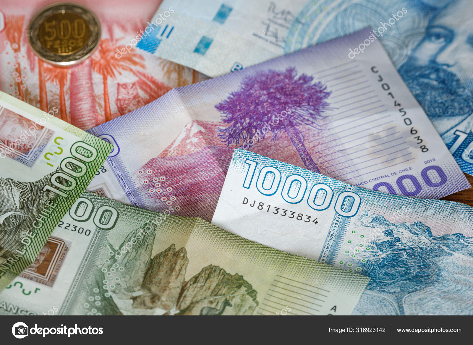 钱。 智利比索，各种面额的钞票——图库图片© rochu_2008 #316923142