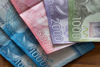 Para için. Şili pesoları, çeşitli mezheplerin banknotları