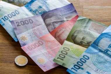 Para için. Şili pesoları, çeşitli mezheplerin banknotları