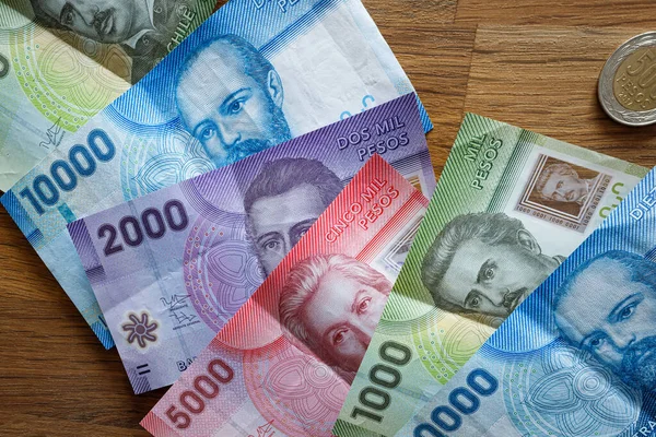 Pengar. Chilenska pesos, sedlar av olika valörer — Stockfoto