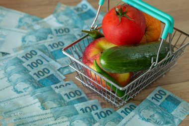 sebze ve meyve Brezilya para ile birlikte alışveriş sepeti/gıda fiyat artışı kavramı