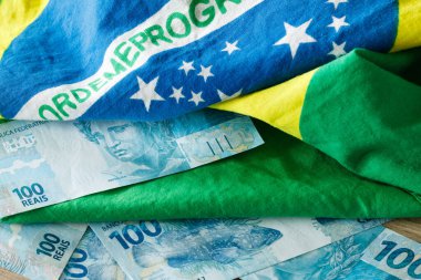 Brezilya parası, Ulusal bayraklı 100 reais banknot