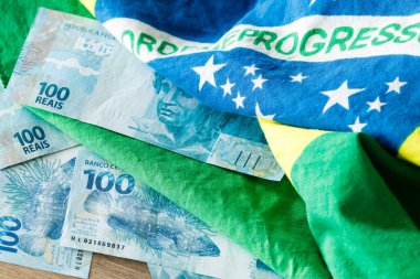 Brezilya parası, Ulusal bayraklı 100 reais banknot