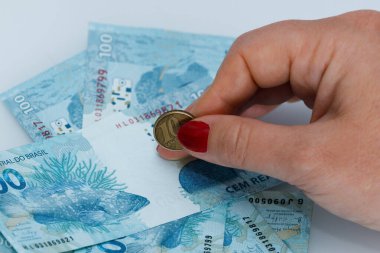 Brezilya parası işte. Banknotlar 100 reais